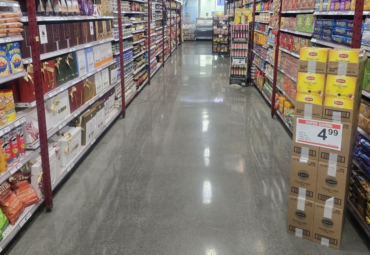 international supermarket in Victory Blvd